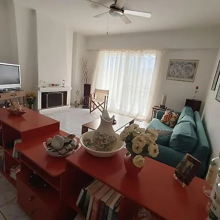 Poppy's Akrata דירה *
